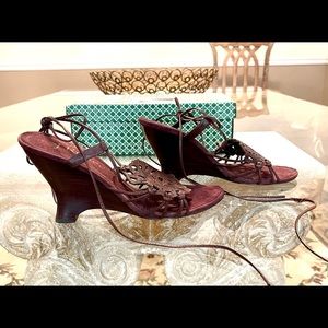 Vintage(90s) J. Renee Diana brown laser cut leather wedge heel sandal. Size 8M